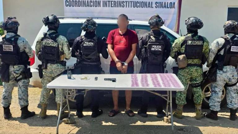 Las dosis de presunta droga y el vehículo asegurado en Mazatlán quedaron a disposición del MPF.