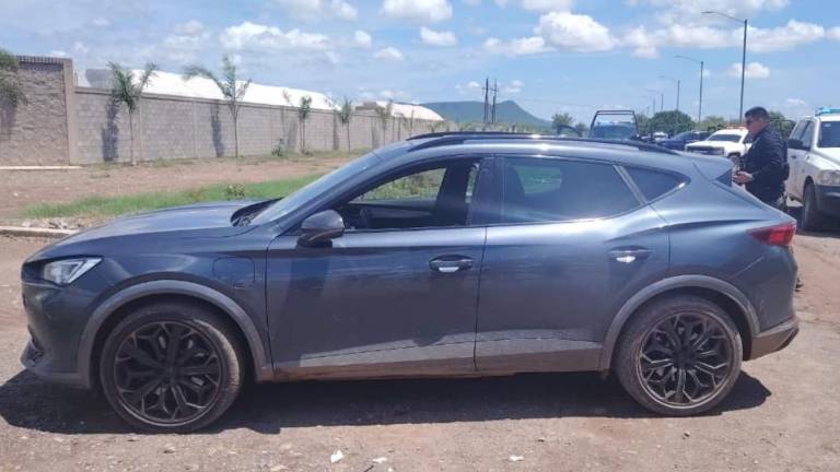 Autoridades aseguraron dos vehículos con reporte de robo durante patrullajes en Quilá, al sur de Culiacán.