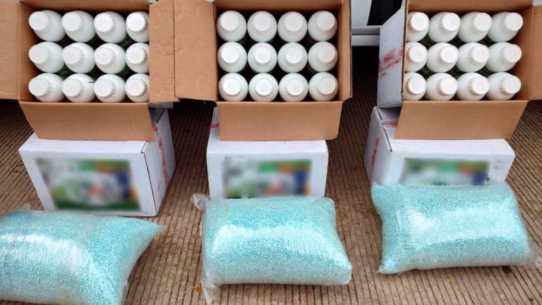 Las pastillas eran transportadas en botellas de plástico y fueron encontradas en una empresa de paquetería en Culiacán.