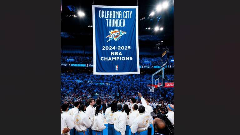 Previo a su debut en la temporada, el Thunder colgó su banderín que los acredita como los campeones de la pasada campaña.