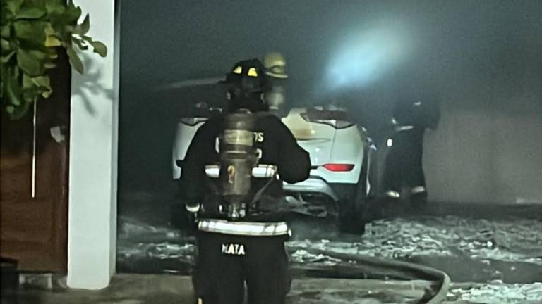 Una camioneta Hyundai Tucson fue consumida por el fuego la noche de este sábado en la cochera de un domicilio de la colonia Francisco I. Madero.