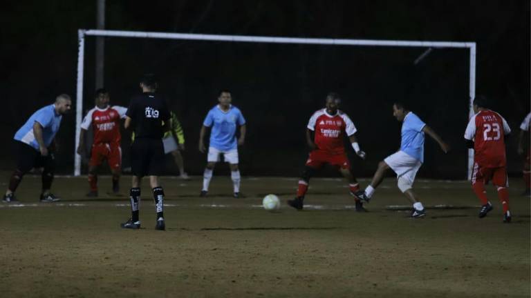PRA Records reafirmó su dominio en la Liga de Futbol Municipal de 55 Años y Más.