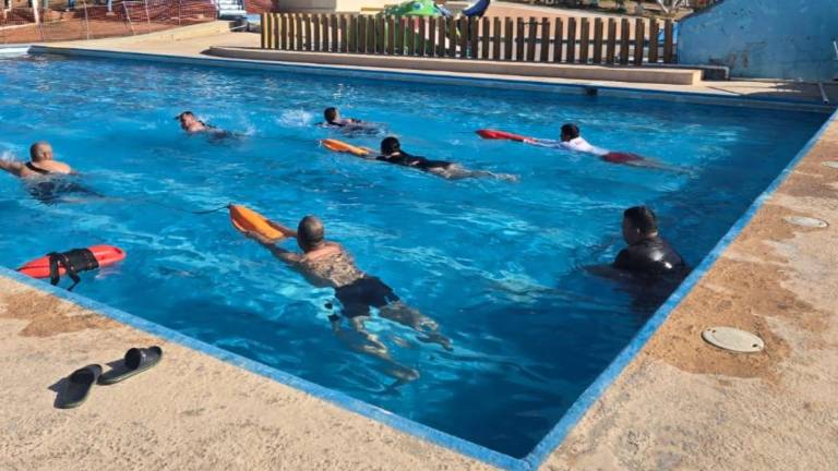 Integrantes del escuadrón acuático de Rosario realizan entrenamientos como parte de su preparación para el operativo de Semana Santa.