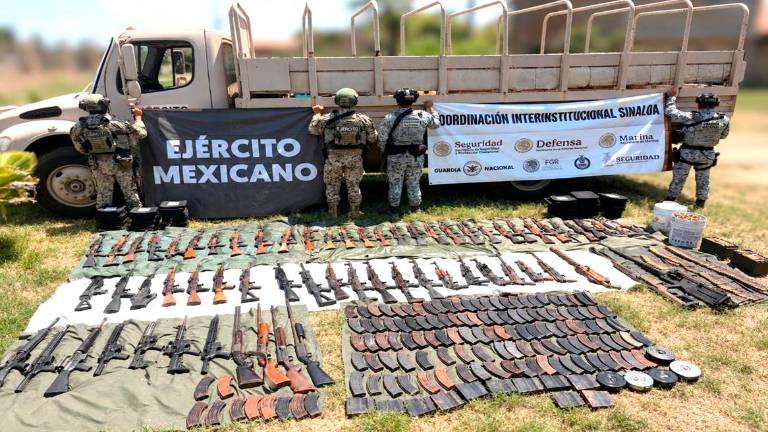 Elementos federales resguardan el arsenal y equipo táctico localizados bajo tierra en Rosario.