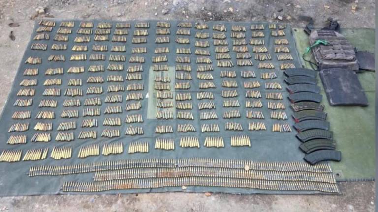 Elementos del Ejército Mexicano aseguraron una mochila con mil 976 cartuchos y equipo táctico en el poblado de Copala, Concordia.