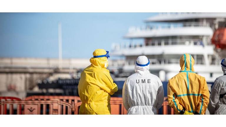 Socios y autoridades que apoyan las operaciones de respuesta y coordinación en el puerto de Granadilla, Tenerife, España.