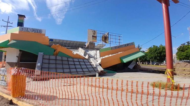 El hundimiento del suelo derribó las instalaciones de un establecimiento de comida y restringió el tránsito en la zona.