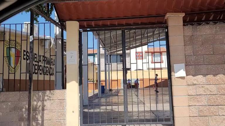 Madre de familia denuncia malos tratos a niños con hiperactividad y autismo en la primaria Independencia, en Culiacán.