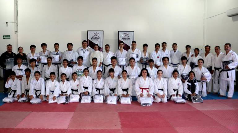 Los karatecas mazatlecos muestran los uniformes recibidos por parte del Imdem.