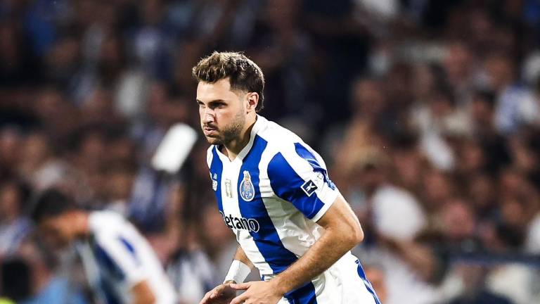 Santiago Giménez jugó los últimos 15 minutos.