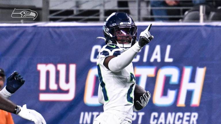 Devon Witherspoon firma extensión histórica con Seattle.