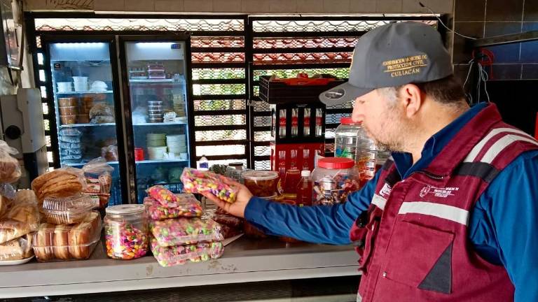 Protección Civil de Culiacán decomisó productos de pirotecnia en recorridos por diferentes comercios.