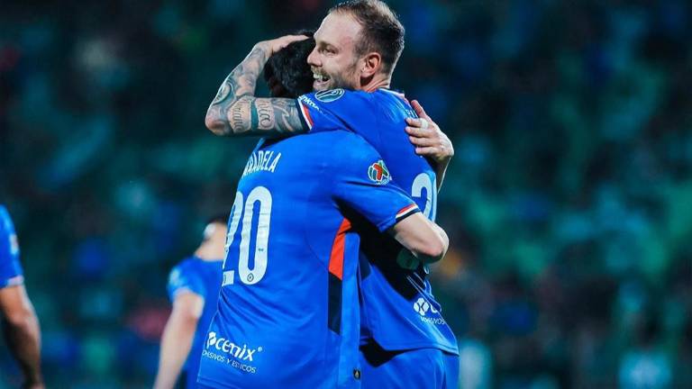José Paradela es felicitado por Carlos Rotondi al anotar el gol que le dio a Cruz Azul los tres puntos.