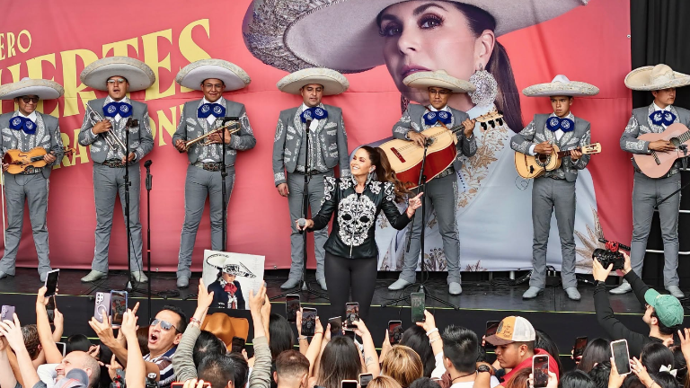 Lucero sorprende a los clientes del mercado con una presentación especial.