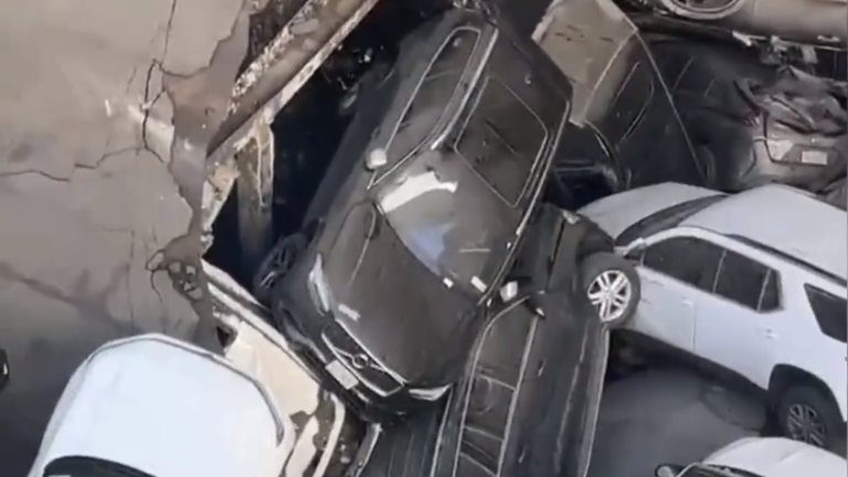 Las autoridades de seguridad informaron que el techo de la estructura del estacionamiento colapsado en Nueva York arrastró a decena de automóviles.