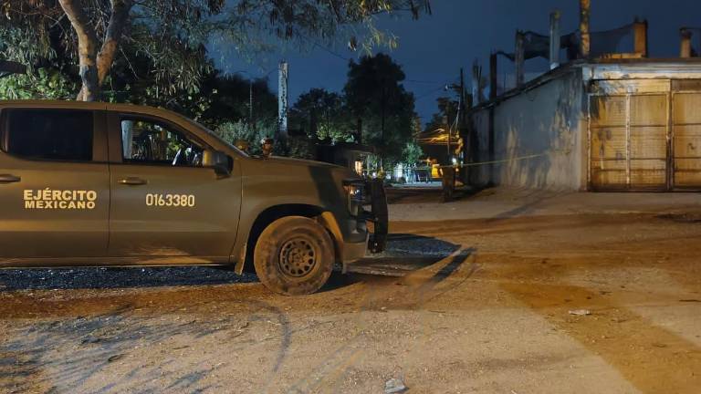 Autoridades resguardan la zona donde fue asesinada una joven de 23 años en Villa Juárez, Navolato.