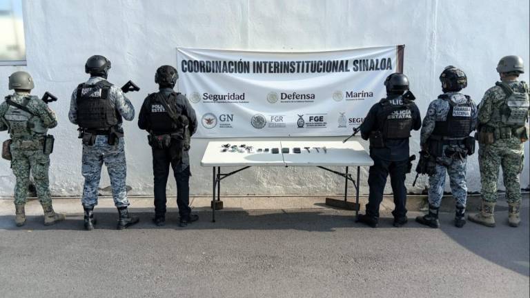 Agentes de seguridad resguardan el perímetro del Penal de Aguaruto durante los trabajos de revisión.