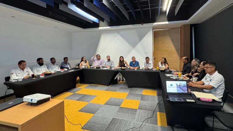 Jorge Guadalupe González, gerente de Jumapam, expuso a la Intercamaral el plan de servicios para atender el desarrollo inmobiliario de Mazatlán.