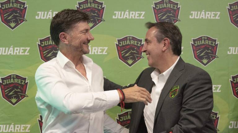 Hernán Cristante es recibido por la directiva del FC Juárez.