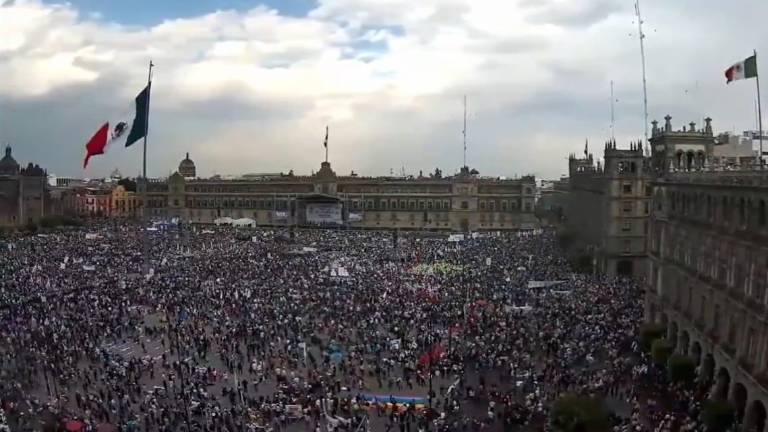 La plancha del Zócalo de la Ciudad de México se llena de simpatizantes del Presidente Andrés Manuel López Obrador y militantes de Morena.
