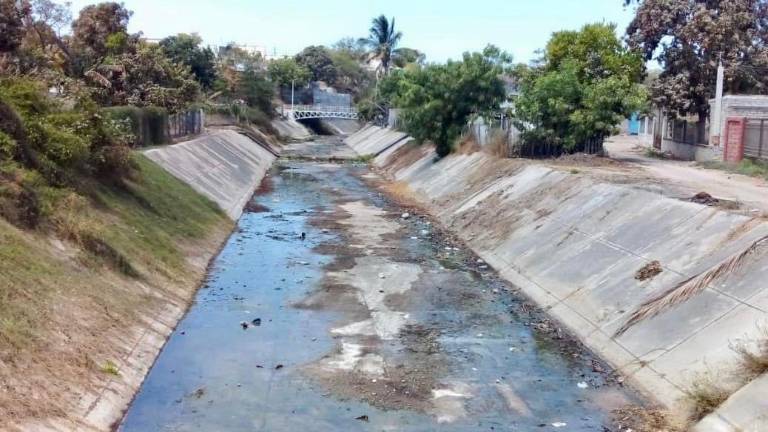 El Ayuntamiento de Elota avanza en la limpieza y desazolve de drenes en Elota.