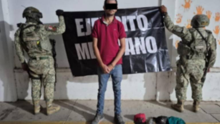 Autoridades militares trasladan al detenido y la evidencia asegurada ante el Ministerio Público local.