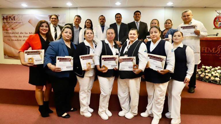 Personal del Hospital de la Mujer en Culiacán que recibieron reconocimientos.