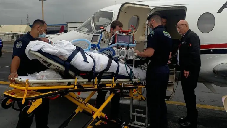 Adán Josué viajó a Estados Unidos acompañado de su madre para recibir tratamiento especializado gracias al Club Shriners de Mazatlán.