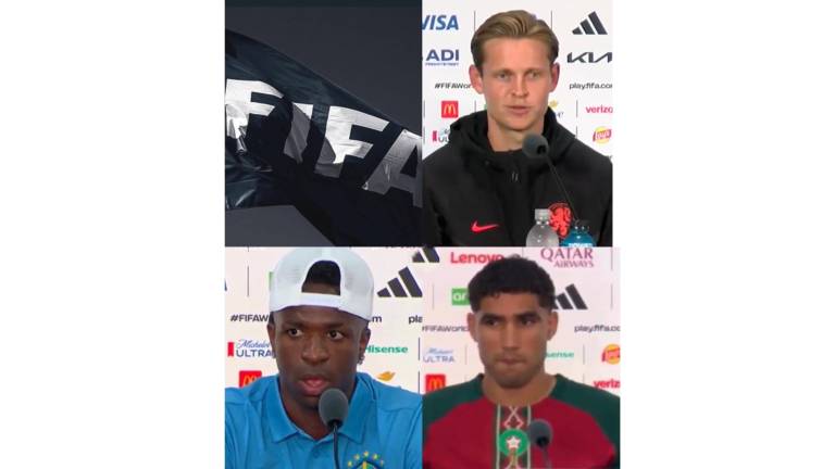 Por cuestiones de protocolo de FIFA, a diversos futbolistas se les ha prohibido hablar en español en la conferencia post-partido.