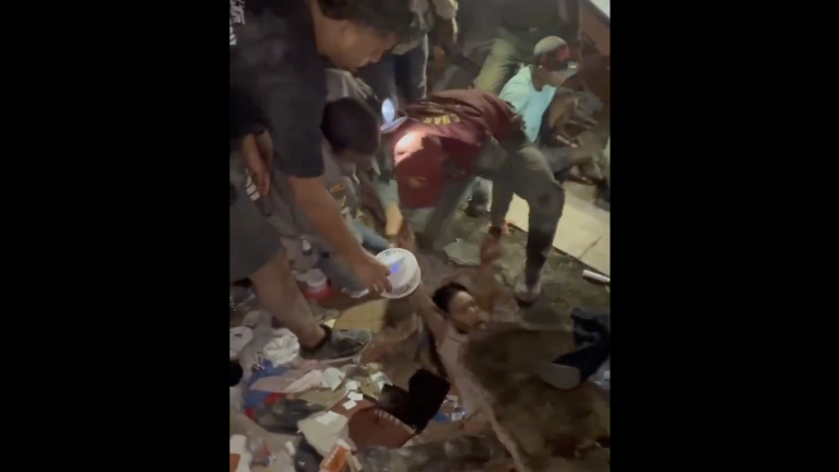 Equipos de rescate mantienen las labores de búsqueda entre los escombros tras los terremotos que sacudieron Venezuela el miércoles.