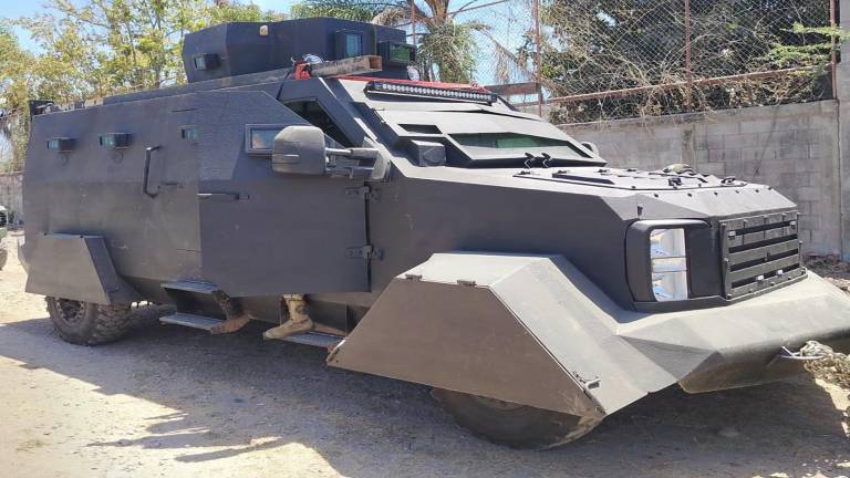 Ejército Mexicano resguarda un vehículo modificado con blindaje artesanal en el municipio de Rosario