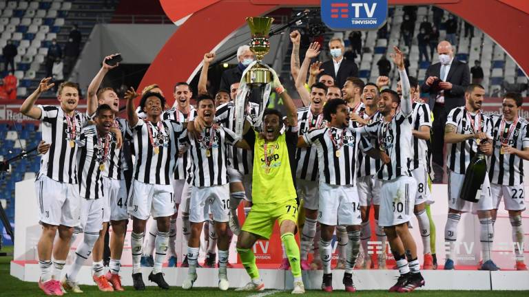 La Juventus alza la Copa.