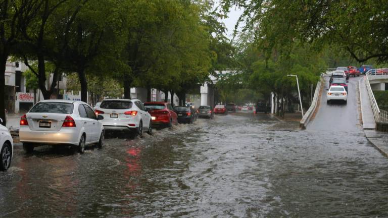 Algunas vialidades de Culiacán registran aumento en los niveles de agua tras las lluvias de la mañana de este lunes.