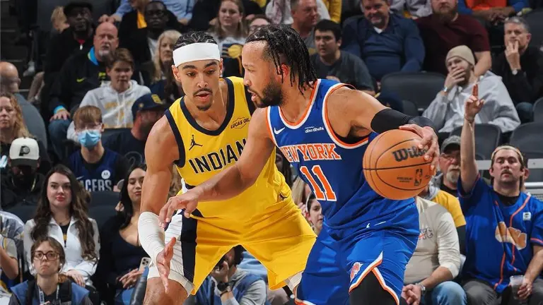 El triple de Jalen Brunson en el último minuto le da a los Knicks una victoria improbable.
