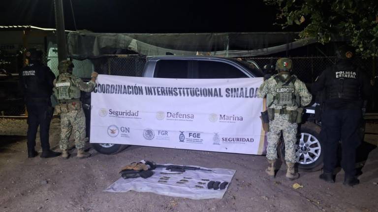 La camioneta y el armamento fueron puestos a disposición del Ministerio Público Federal de la Fiscalía General de la República.
