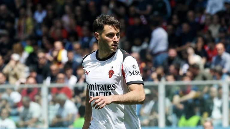 Santiago Giménez es borrado del Milan.