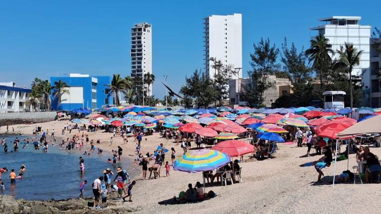 El flujo de visitantes en Mazatlán inició de manera gradual el fin de semana pasado.