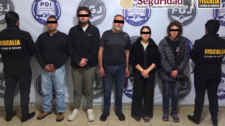 Las cinco personas señaladas por su probable participación en una red de extorsión que, desde al menos 2021, suplantaba la identidad de autoridades.