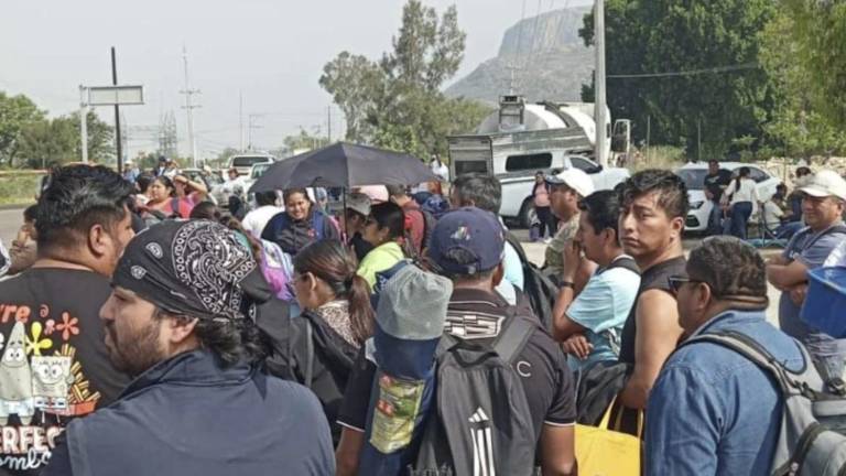El contingente magisterial trasladó entonces su protesta al cruce de la Torre del Caballito con Paseo de la Reforma.