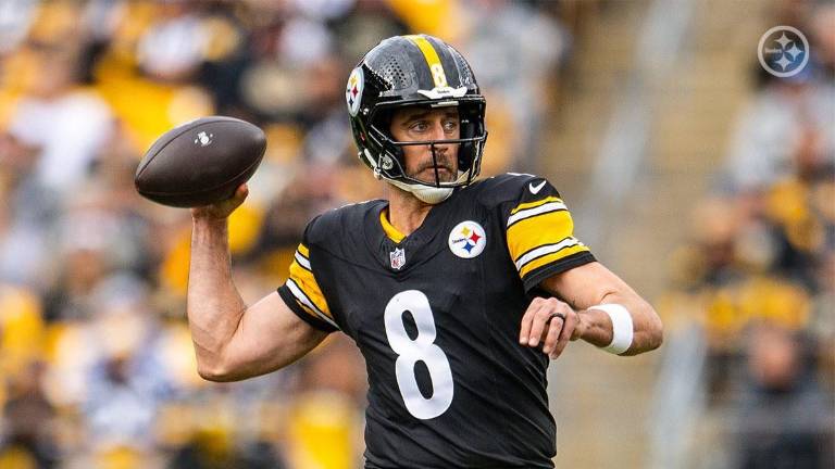 Aaron Rodgers jugaría para Steelers la próxima campaña.