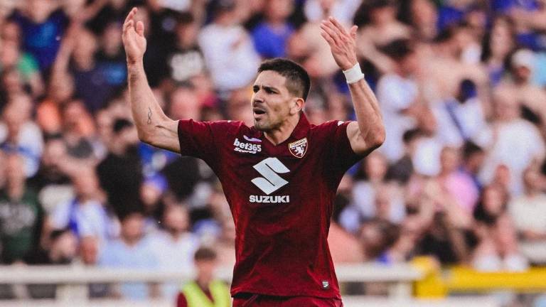 Giovanni Simeone celebra el gol que le dio el empate al Torino sobre el líder Inter.
