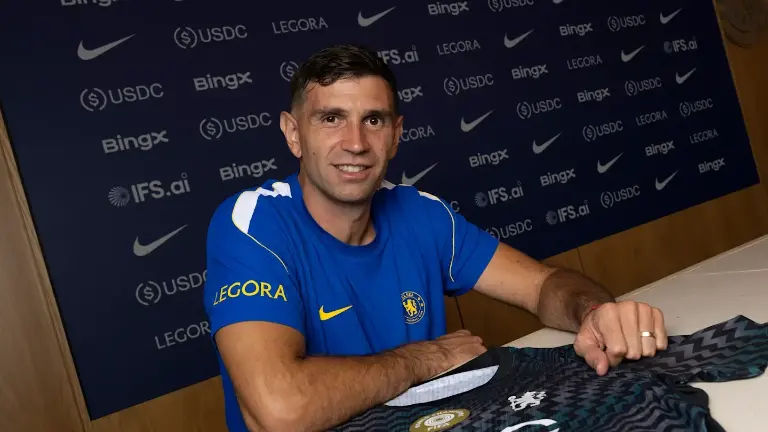 Emiliano ‘Dibu’ Martínez firma por tres temporadas con el Chelsea.