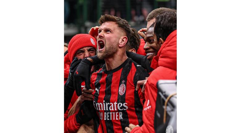 Niclas Füllkrug marca el gol rossonero.