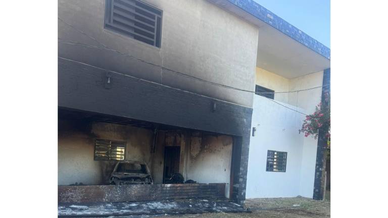 Una vivienda en la colonia Lomas del Magisterio presentó daños tras ser vandalizada e incendiada por un grupo armado.