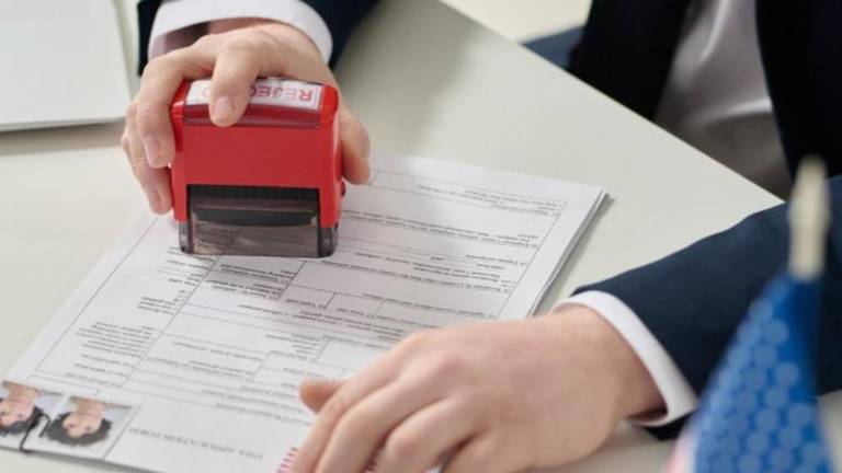 Los inmigrantes que buscan ingresar a Estados Unidos ya deben pasar por un examen médico realizado por un médico aprobado por una embajada de Estados Unidos, citó AP.