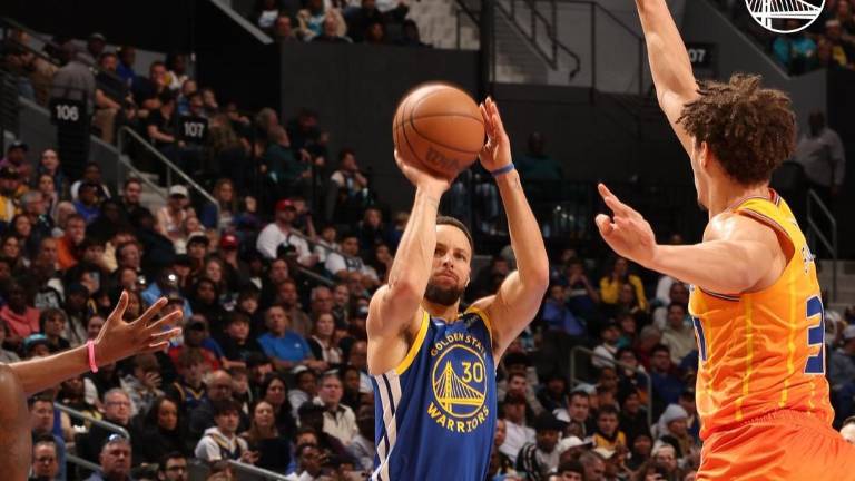 Stephen Curry lideró a los Warriors con 26 puntos.