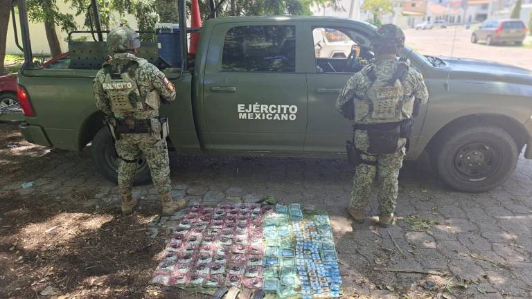 Militares aseguran más de 2 mil 600 dosis de droga y cargadores en patrullajes por Mazatlán.