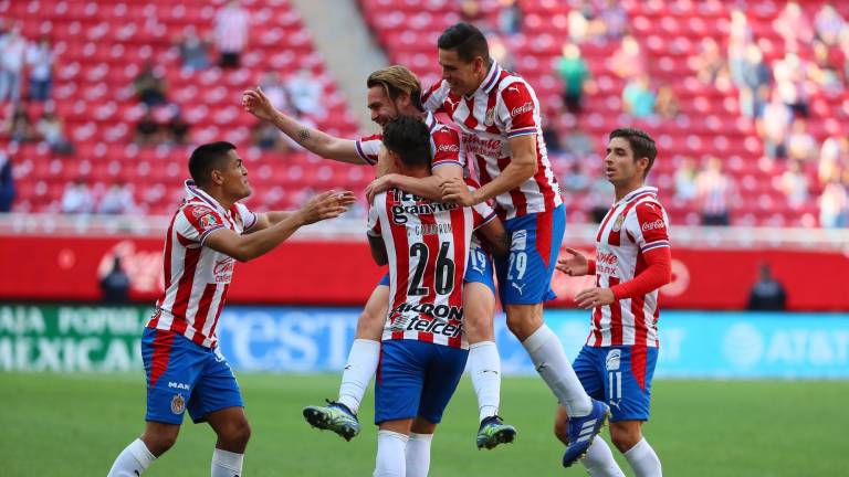 El sinaloense Jesús Angulo anotó el gol del empate final para Chivas.