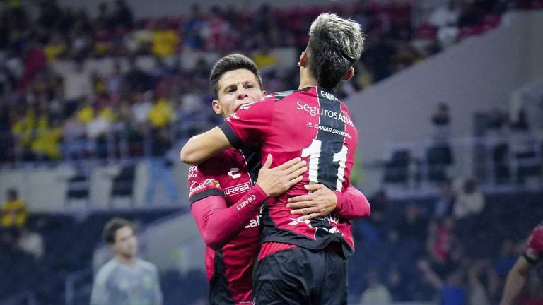 Alfonso González celebra con Diego González tras anotar el gol del triunfo del Atlas sobre el América.