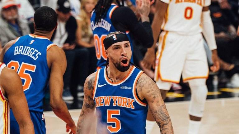 José Alvarado celebra el triunfo de los Knicks sobre los Hawks en el Juego 4 de su serie de playoffs.